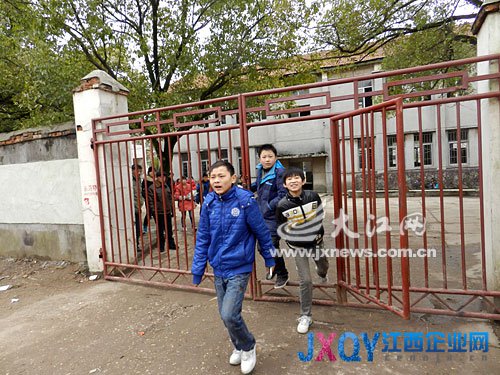 開學日施工方鎖大門 因校方拖欠125萬元工程款