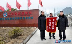 車壞困高速饑寒交迫  銅鼓所免費服務(wù)送溫暖