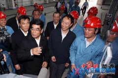 中石化董事長考察污水處理 拿起半杯處理水喝盡