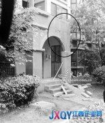 驚人一幕單元門上石材墜落 物業(yè)：將盡快通知開發(fā)商維修