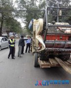 交警三大隊(duì)查獲一輛危險(xiǎn)裝載農(nóng)用拖拉機(jī)