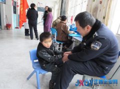 景德鎮(zhèn)城管志愿者為孤兒送溫暖