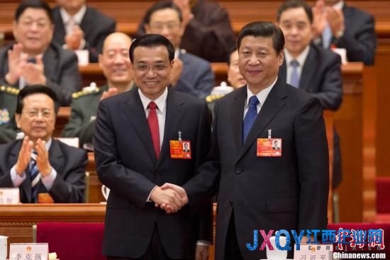 3月15日上午，十二屆全國(guó)人大一次會(huì)議在北京人民大會(huì)堂舉行第五次全體會(huì)議，會(huì)議表決決定李克強(qiáng)為中華人民共和國(guó)國(guó)務(wù)院總理。圖為習(xí)近平與李克強(qiáng)握手。中新社發(fā) 盛佳鵬 攝