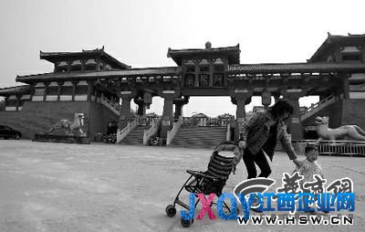 昨日，西安市秦阿房宮景區(qū)，廣場上的銅人已被搬走 本報記者 馬捷文 攝