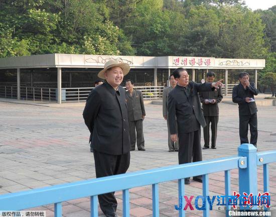 資料圖：這張由朝中社5月27日發(fā)布的照片顯示，金正恩近日視察了位于平壤的凱旋青年公園游樂場，受到職工們的熱烈歡迎。