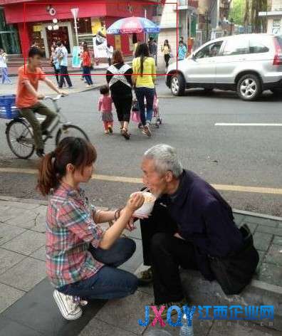 媒體曝深圳“90后”女孩當(dāng)街給乞丐喂飯系炒作(圖)