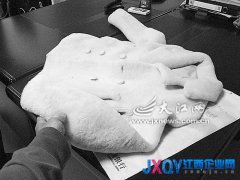 千元羊羔絨大衣干洗成“童裝”？[圖]