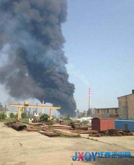 大連一石油廠發(fā)生爆炸 黑色油點濺落滿地