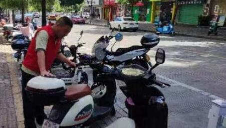 平安人壽贛州中支組織志愿者參加社區(qū)“保文鞏衛(wèi)”志愿者活動(dòng)