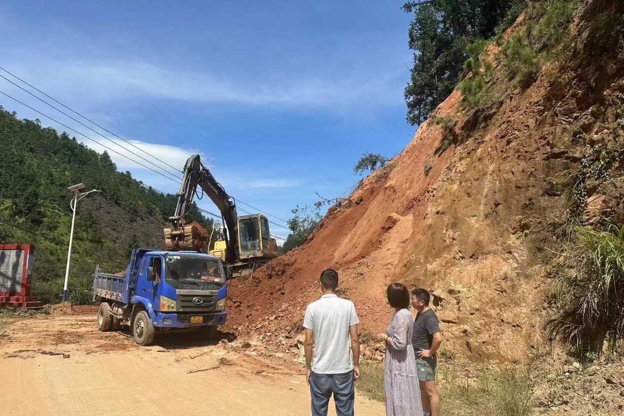 捐資修路 打通村莊農(nóng)副產(chǎn)品外運最后3公里