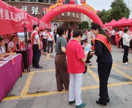 平安人壽萬(wàn)載支公司積極參加防范非法集資集中宣傳日活動(dòng)